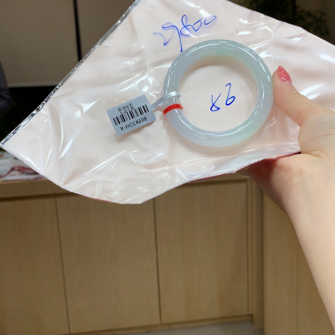 翡翠手镯未镶嵌不退不换