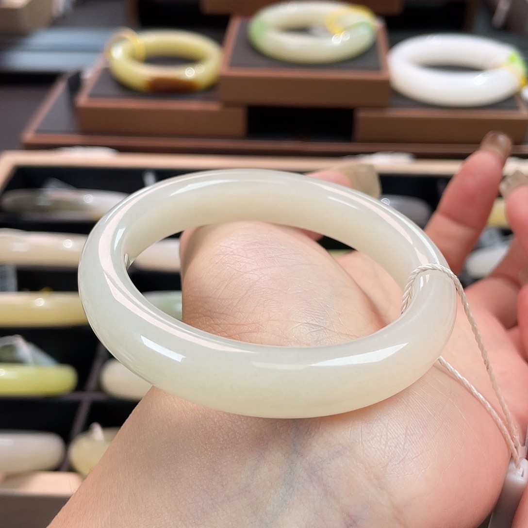 和田玉未镶嵌手镯