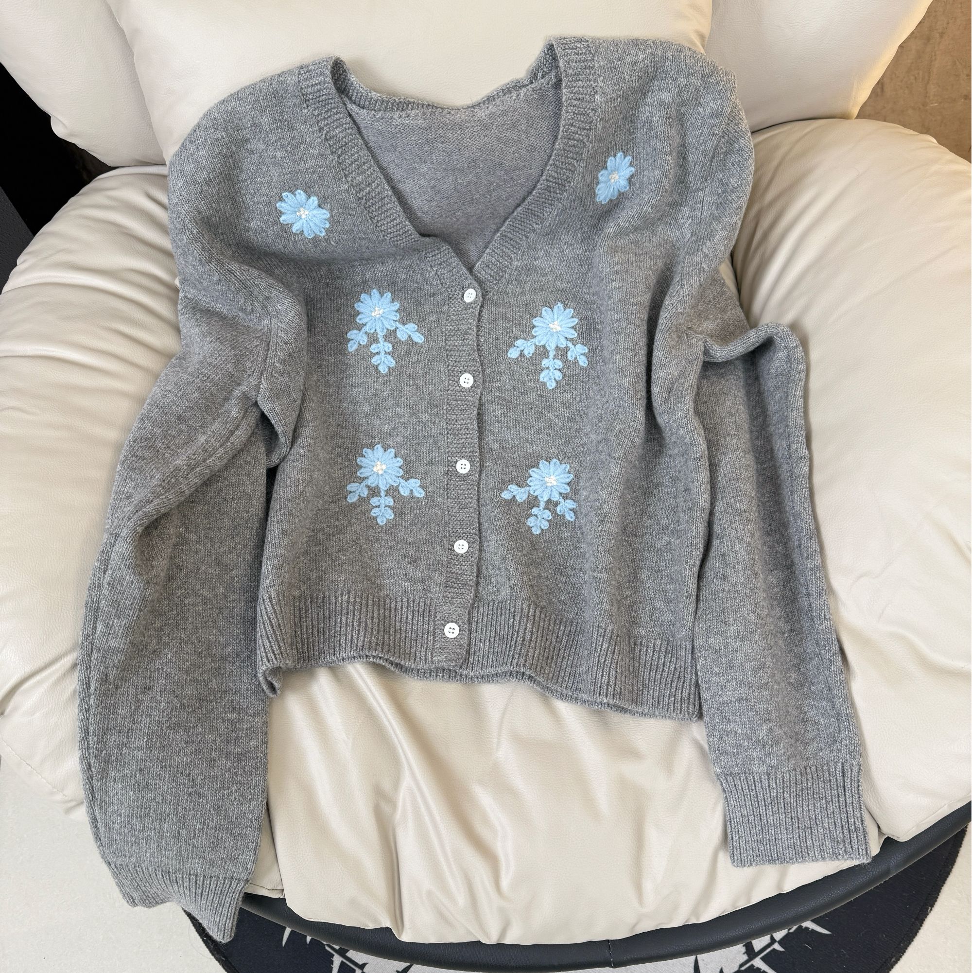 【兰菲娅】韩系冬季新品刺绣V领兔绒针织开衫 8859