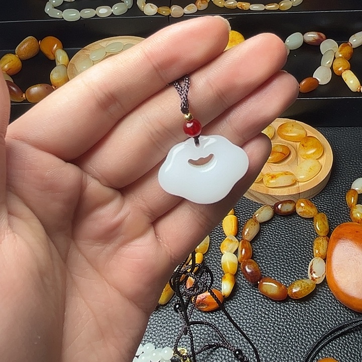 伊***悦和田玉未镶嵌颈饰