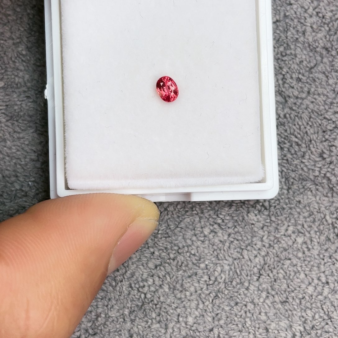 定制蓝宝石裸石未镶嵌0.38Ct。