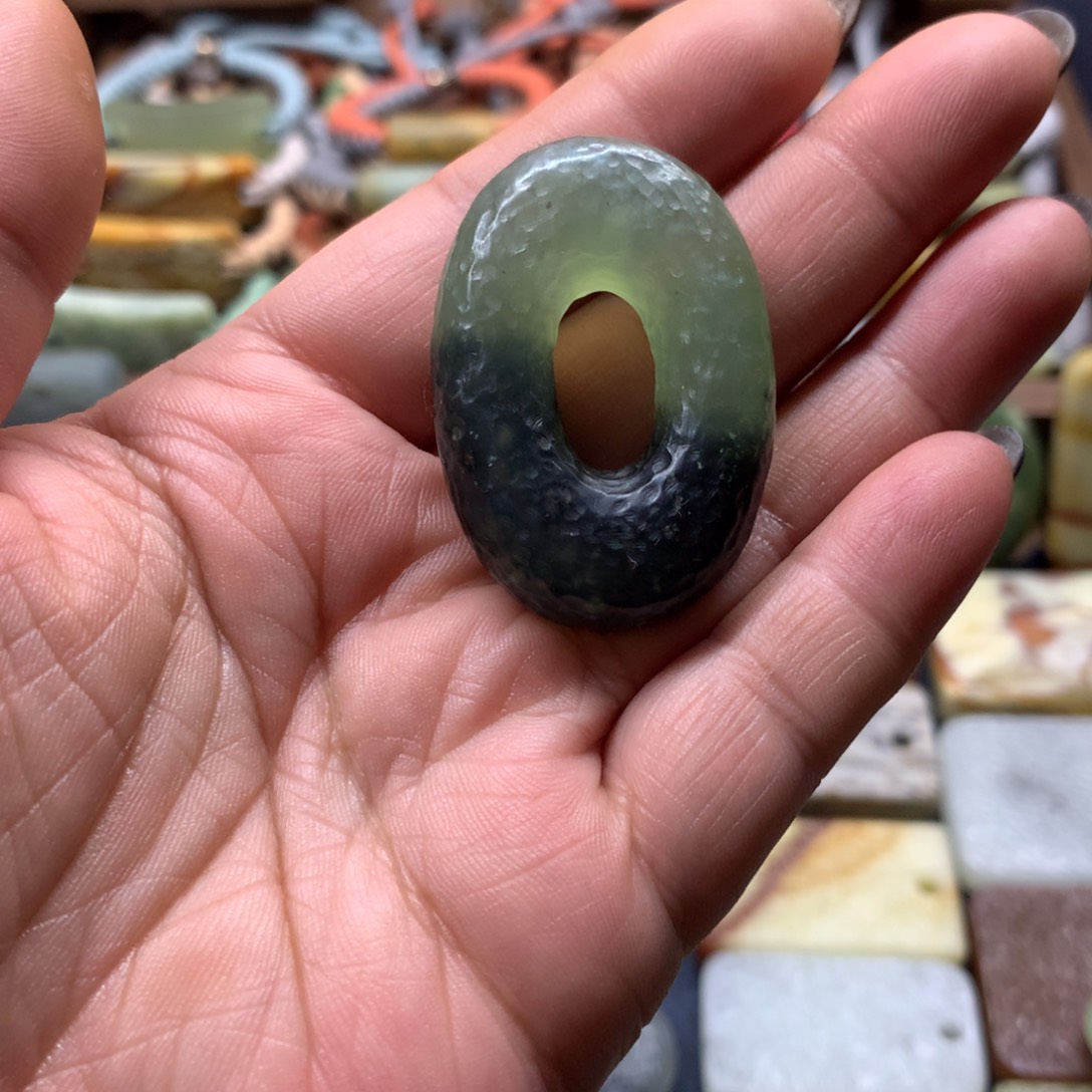 地***者蛇纹石玉合金颈饰