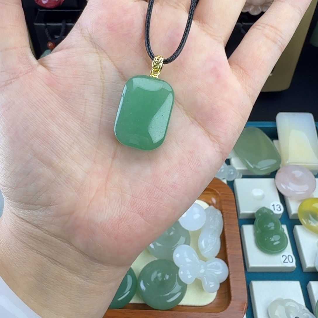 石英质玉未镶嵌颈饰