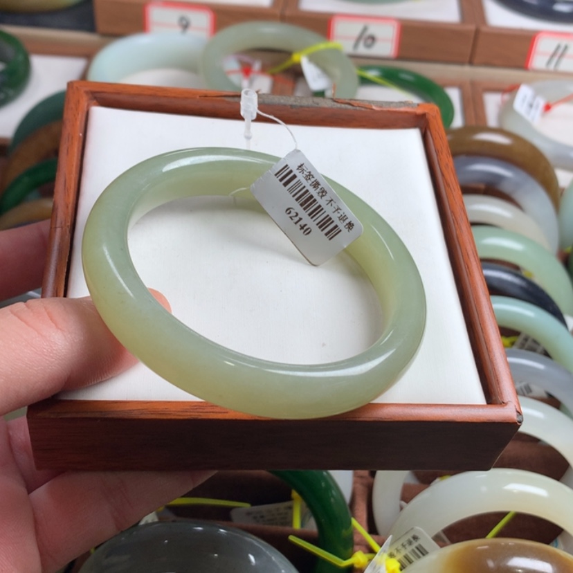 【闪购商品】和田玉手镯未镶嵌57