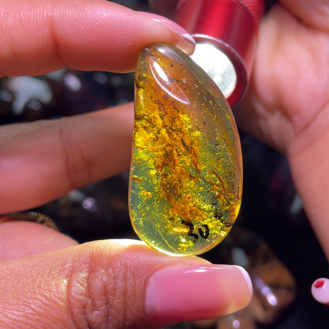 琥珀裸石未镶嵌？