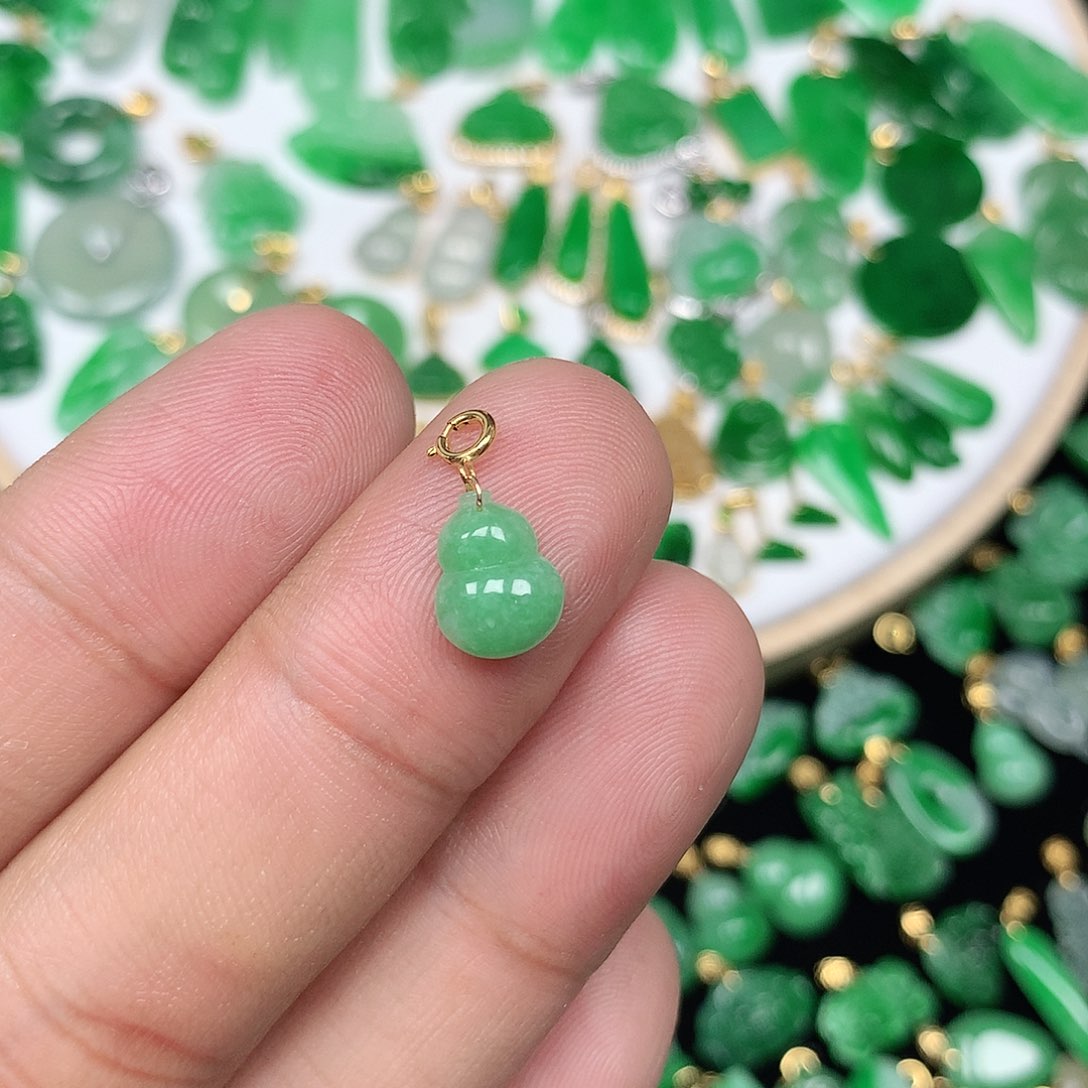 翡翠配石18K金扣 小巧精美满绿小葫芦