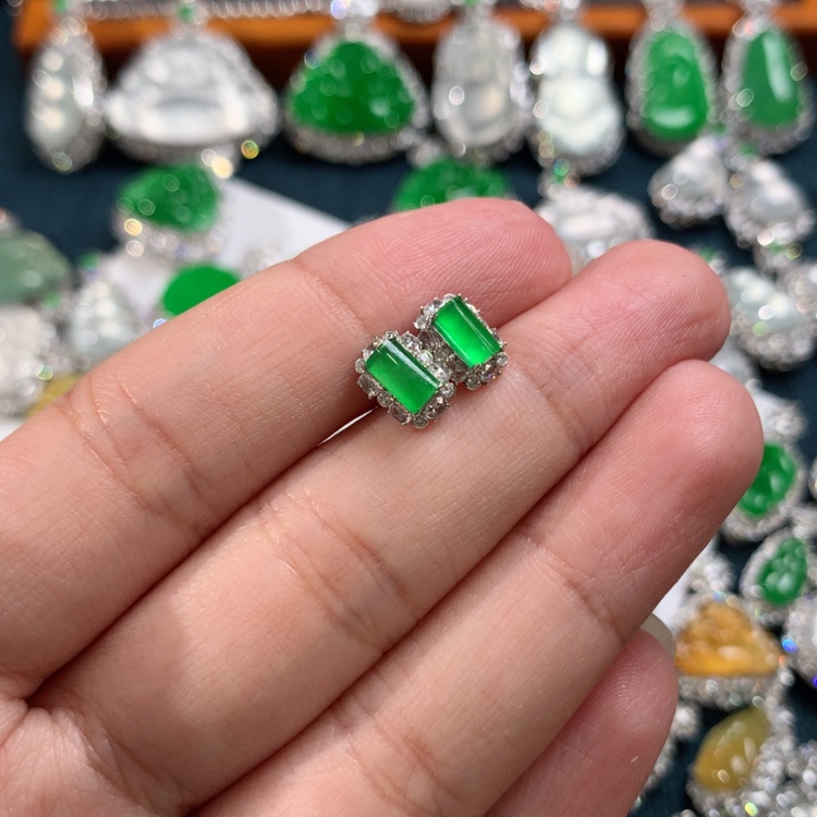 【闪购商品】翡翠颈饰18K金镶嵌耳钉