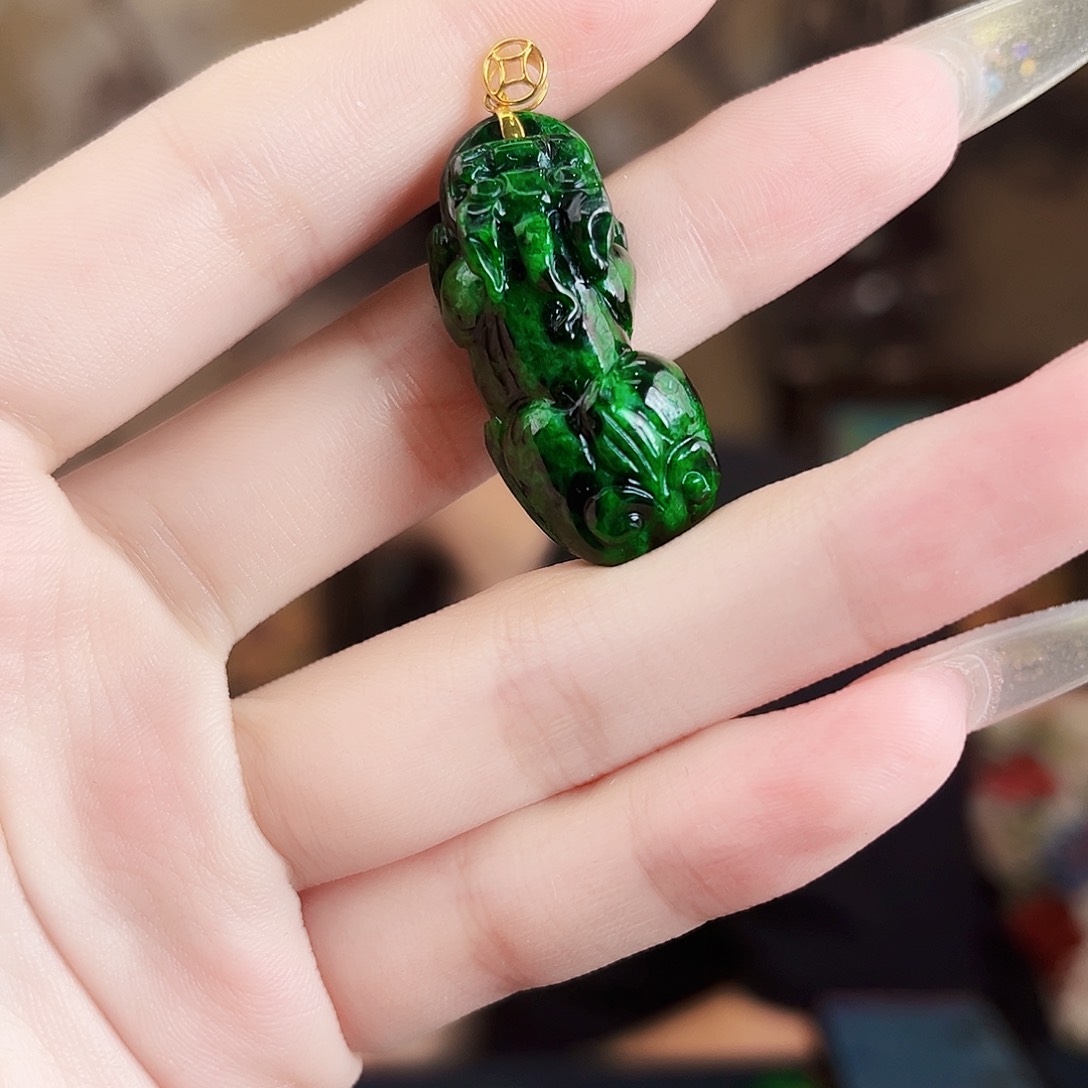 翡翠18K金镶嵌颈饰吊坠