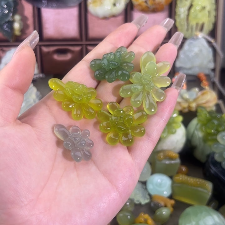蛇纹石玉未镶嵌颈饰随机发