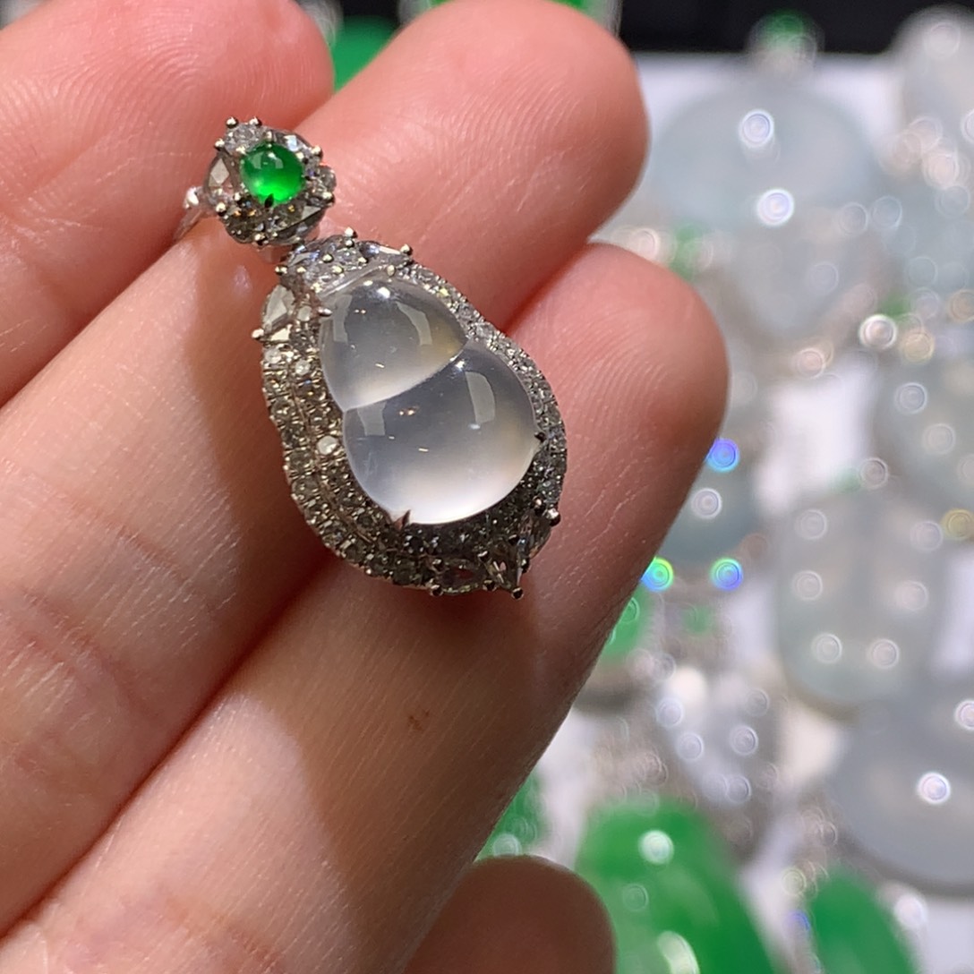 翡翠颈饰18K金镶嵌吊坠