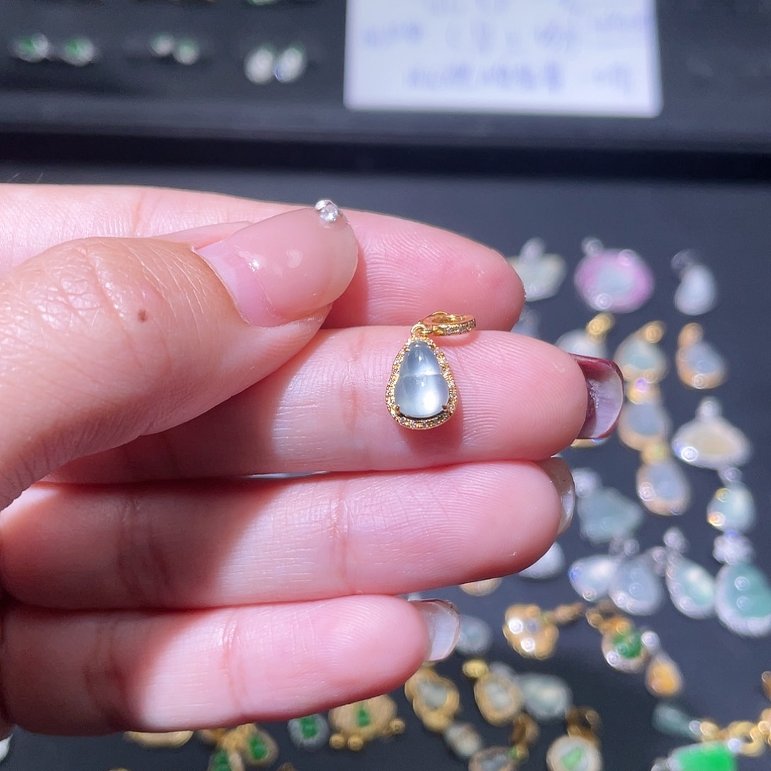 翡翠颈饰18K金镶嵌吊坠