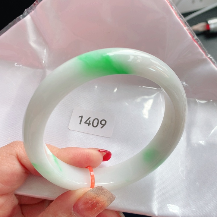 翡翠手镯未镶嵌。