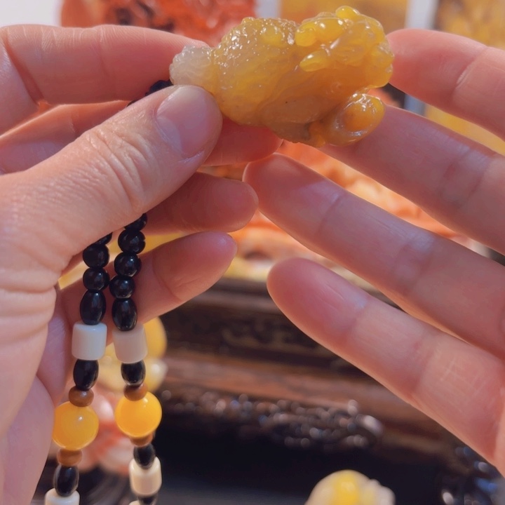 寿山石招米纳福手把件