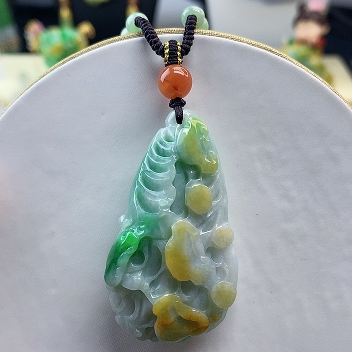 翡翠吊坠(赠链)未镶嵌翡翠黄加绿雕刻白菜吊坠