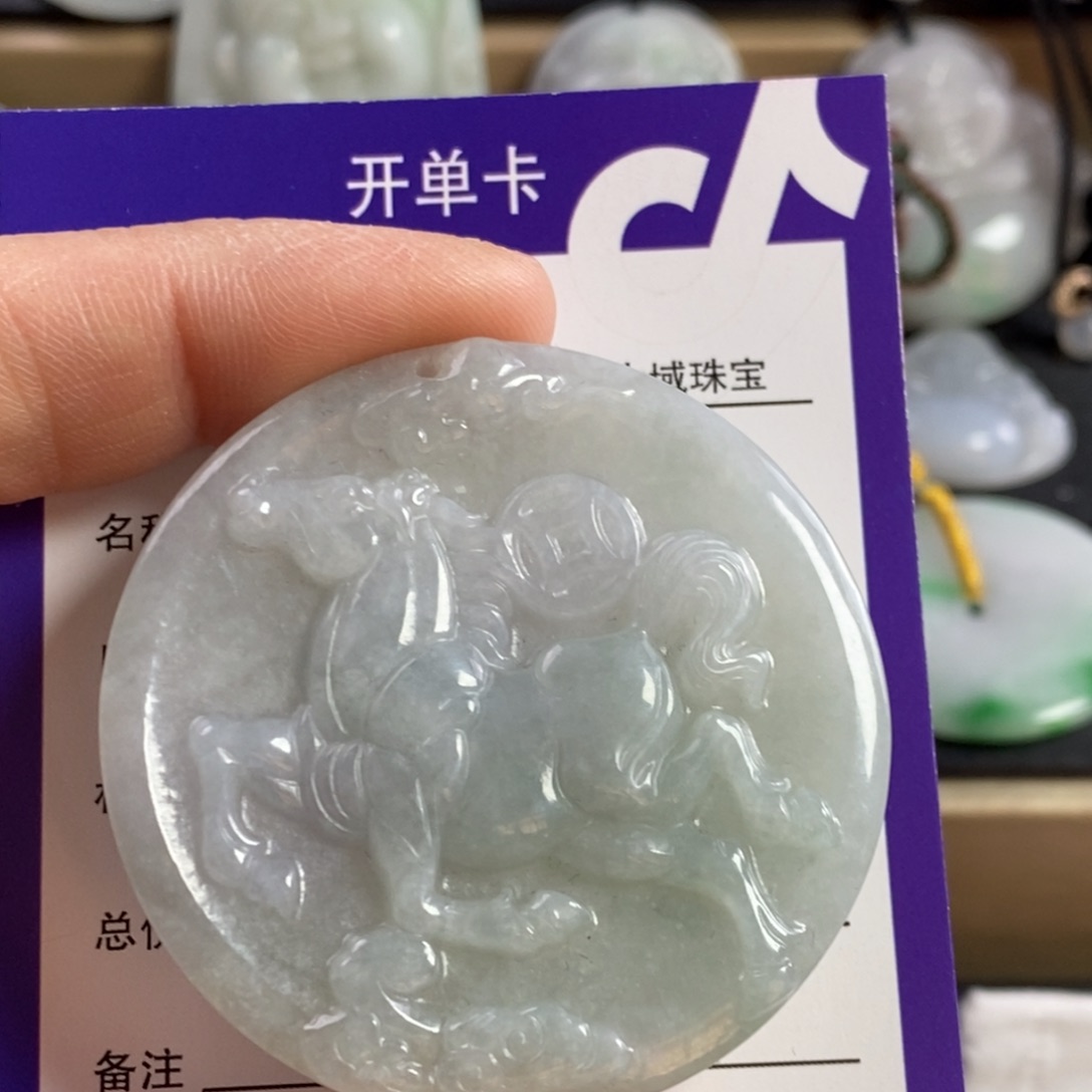 翡翠颈饰未镶嵌马牌