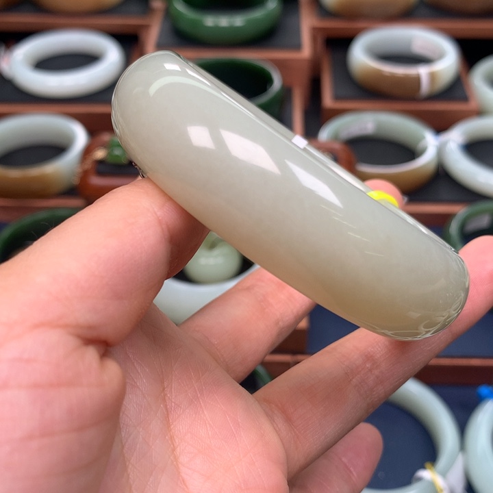 和田玉手镯61圈口未镶嵌