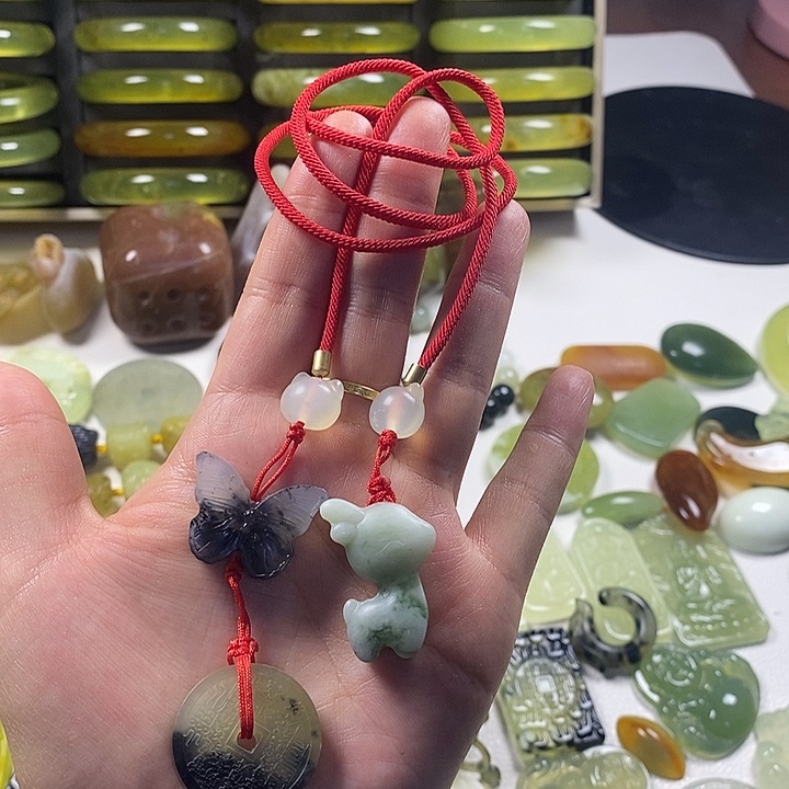 蛇纹石玉未镶嵌颈饰