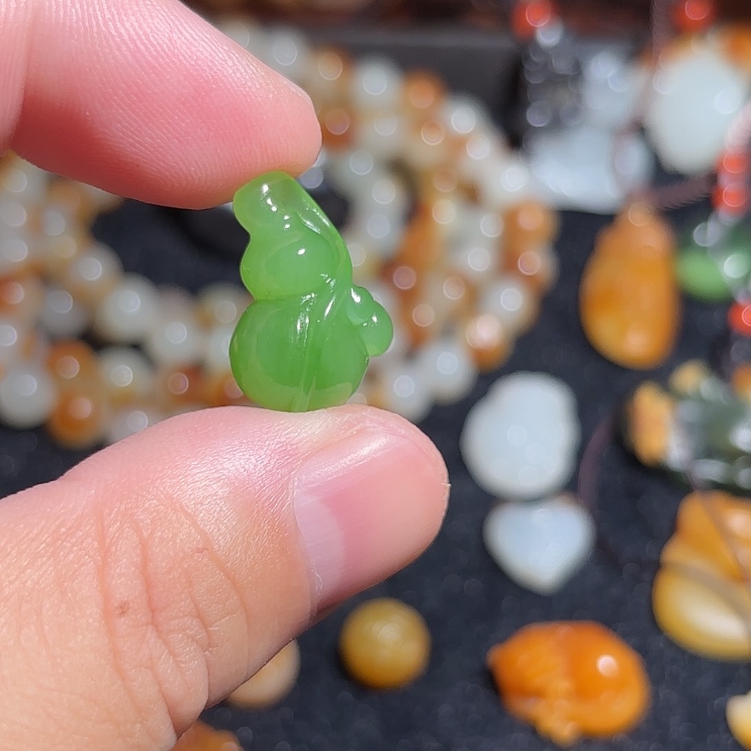 啾***钥和田玉（糖玉）未镶嵌珠宝奇石