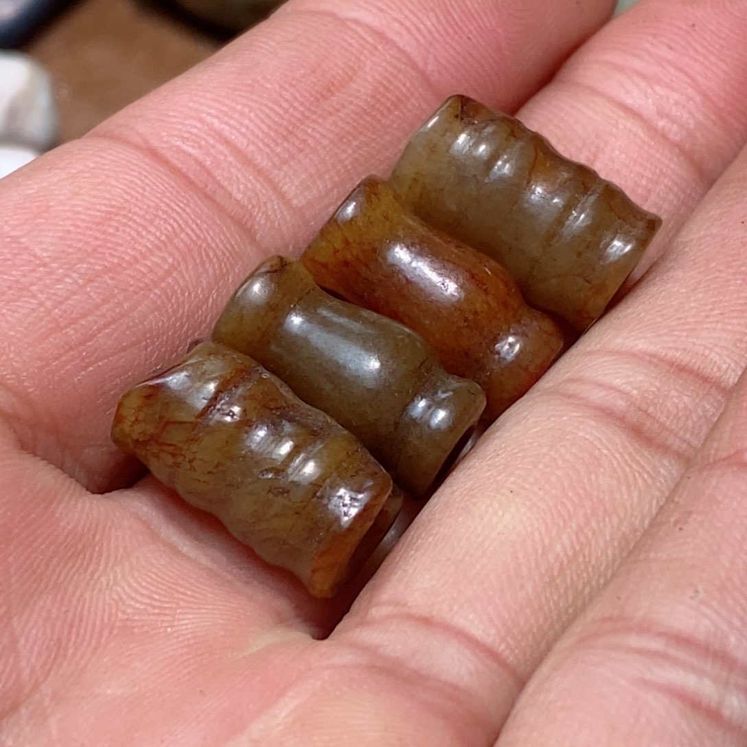 未镶嵌珠子的颜色是玛瑙/玉髓