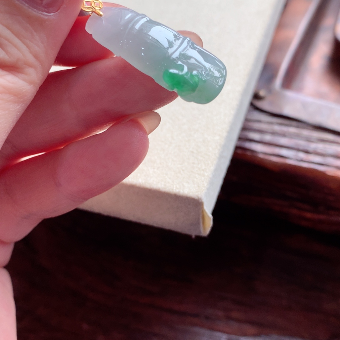 翡翠18K金镶嵌颈饰吊坠