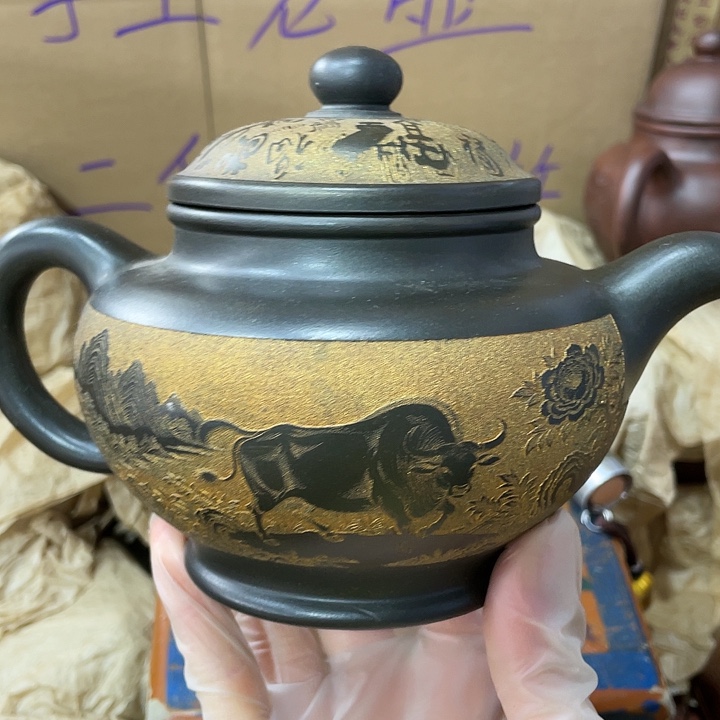 紫砂茶壶原矿泥料，手工制作的一把紫砂壶。