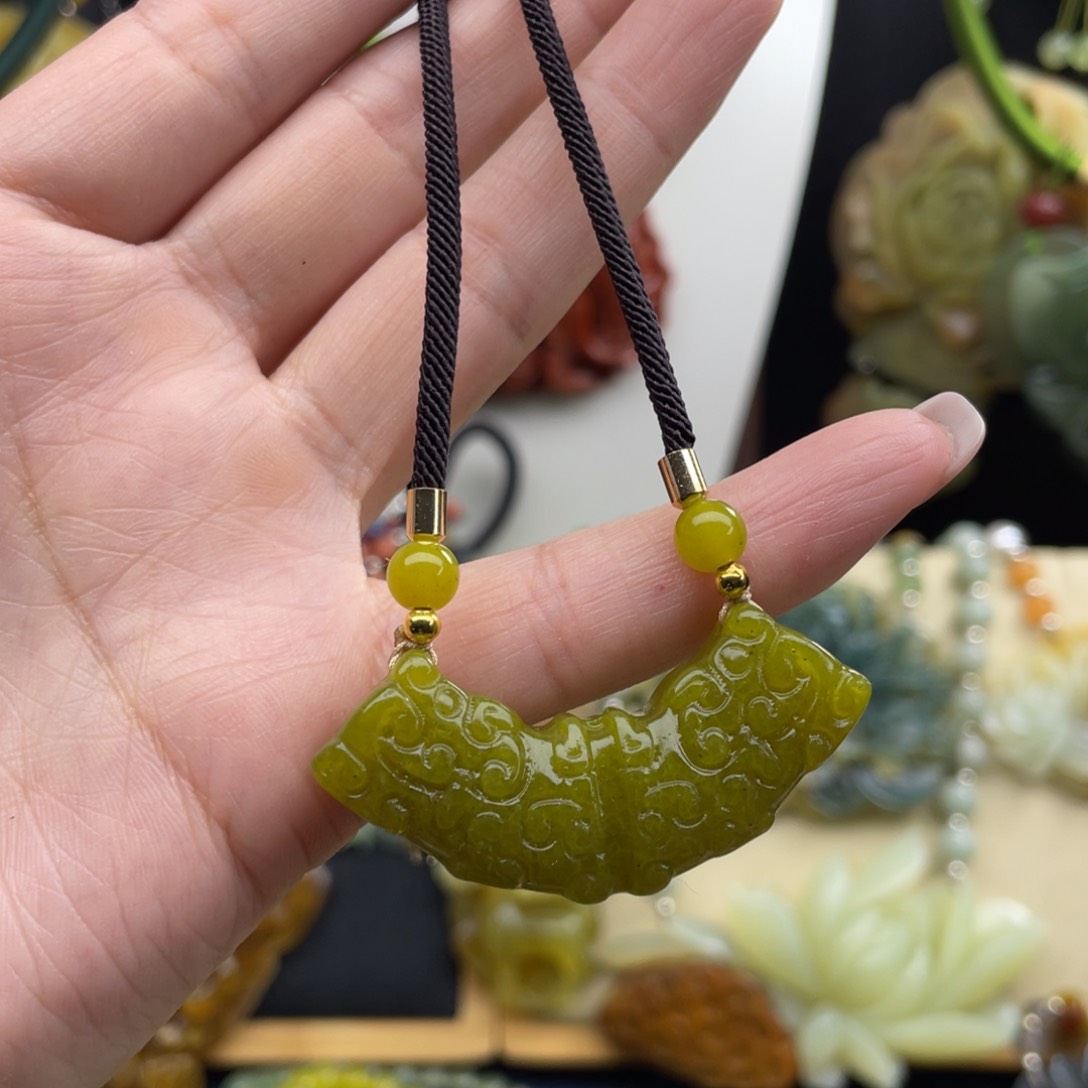 蛇纹石玉未镶嵌颈饰