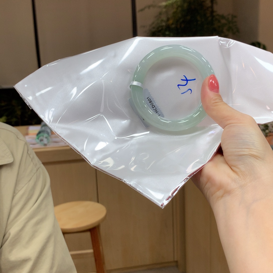 翡翠手镯未镶嵌不退不换