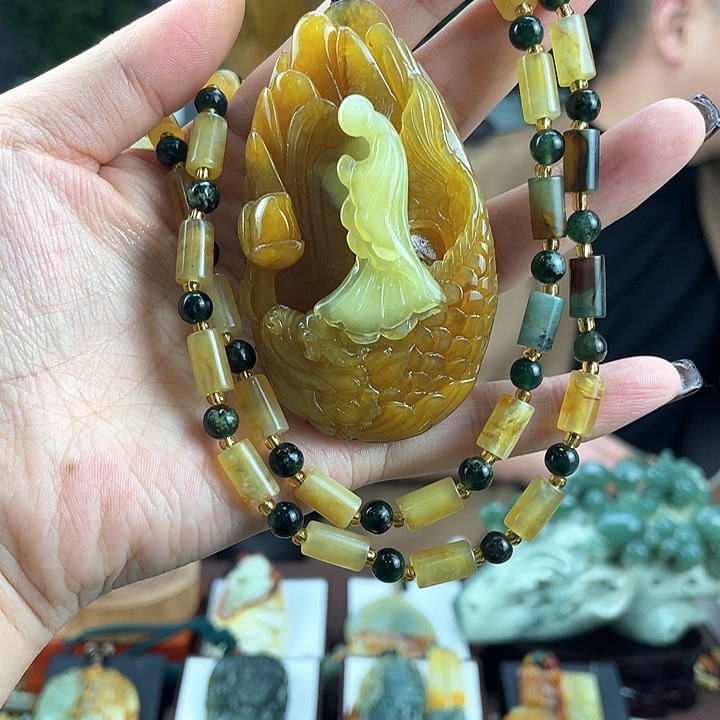 蛇纹石玉颈饰未镶嵌