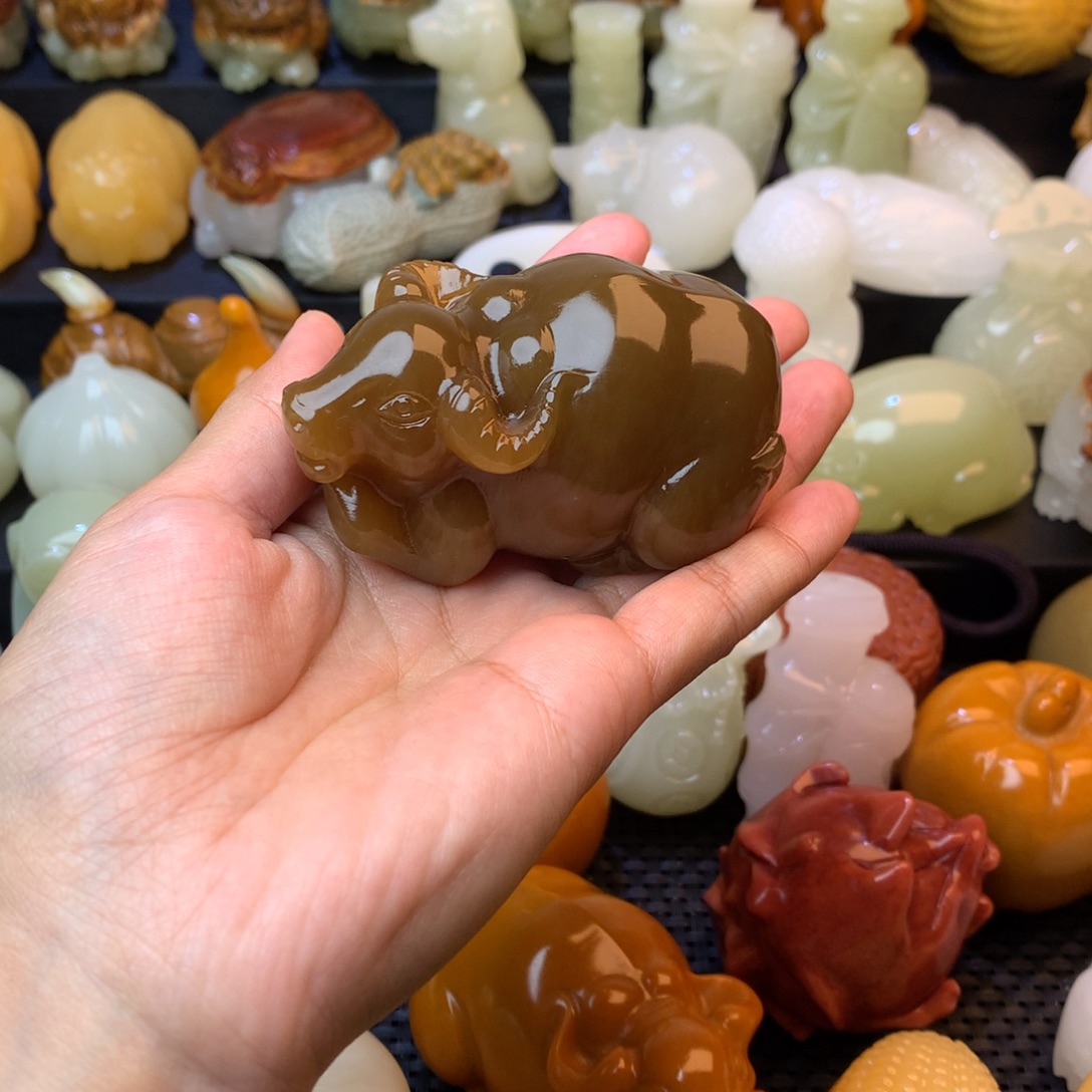 喜***五彩石手把件糖色牛牛