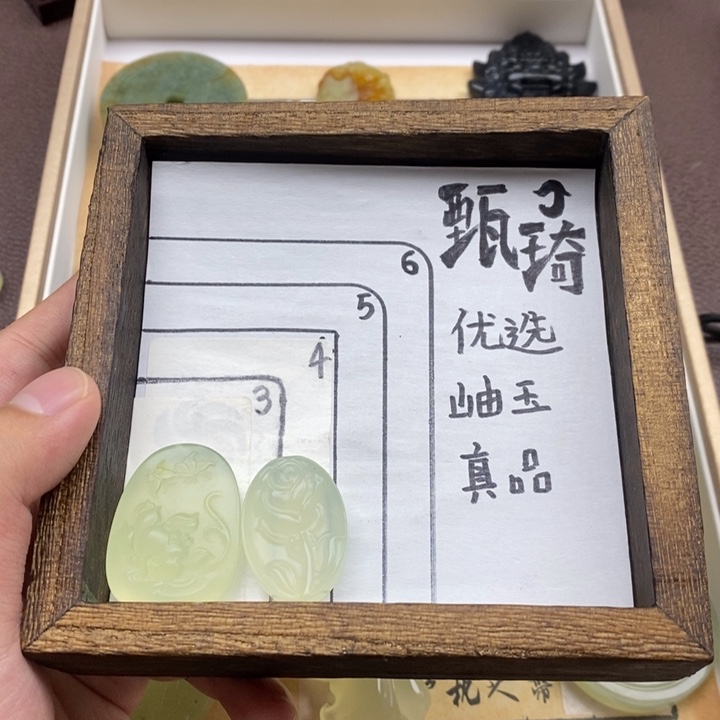未镶嵌蛇纹石玉颈饰?****