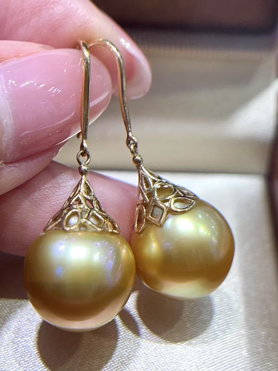18k 金小帽子 耳钩 12.5mm天然色南洋金珠耳钩近圆，极光豪而不贵。