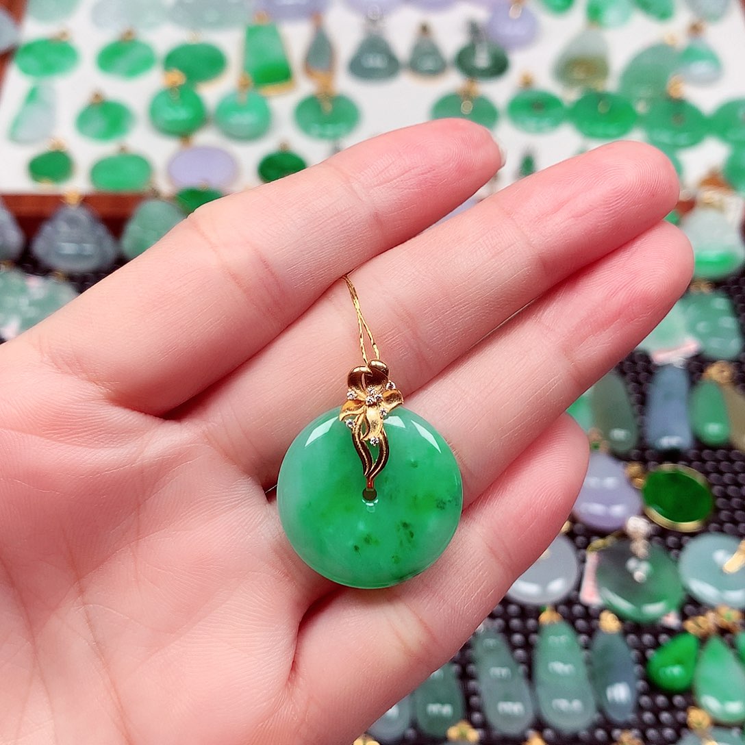 翡翠18K金镶嵌颈饰