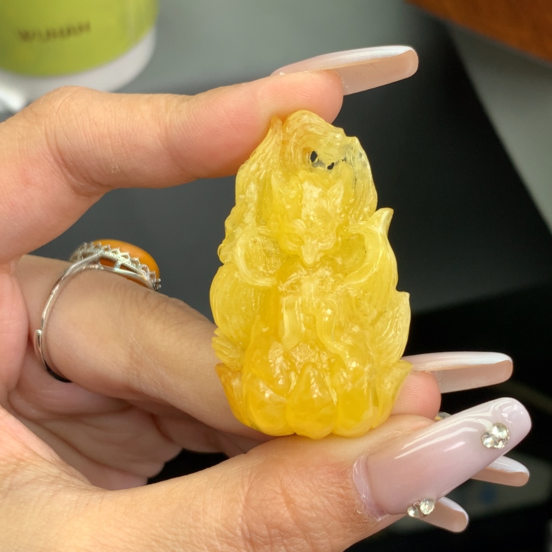 琥珀未镶嵌珠宝奇石44*27*16 九尾狐