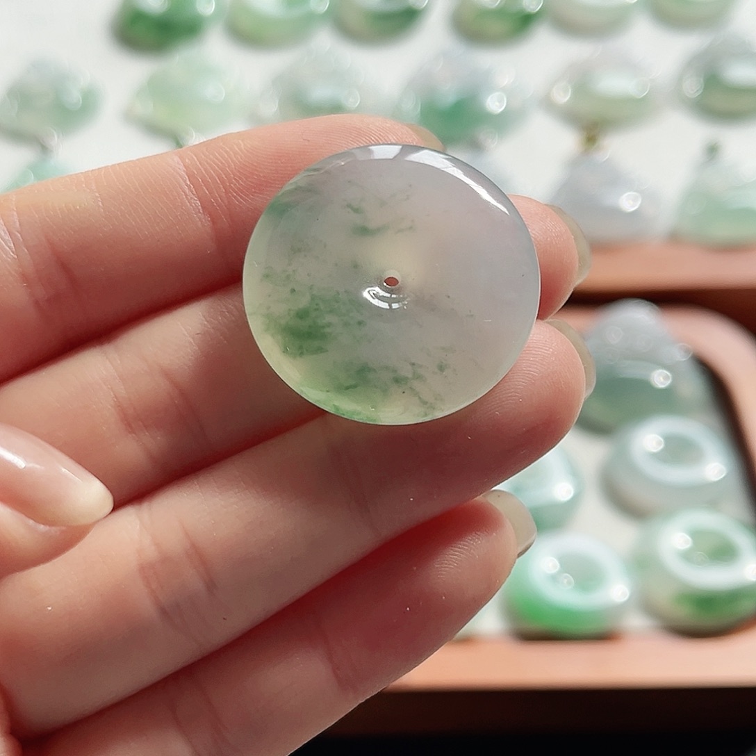 翡翠未镶嵌颈饰平安扣