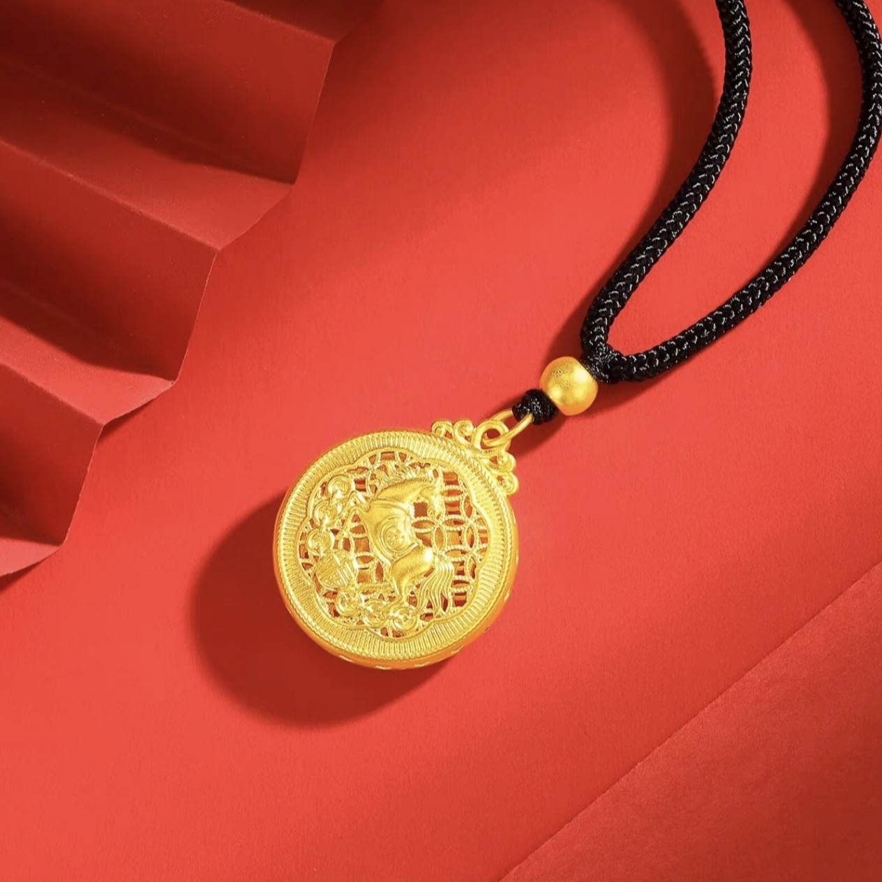 周大金足金生肖马罗盘吊坠带金豆