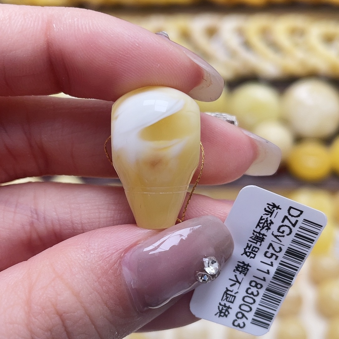 琥珀未镶嵌裸石13.8*22.4mm三通皮色