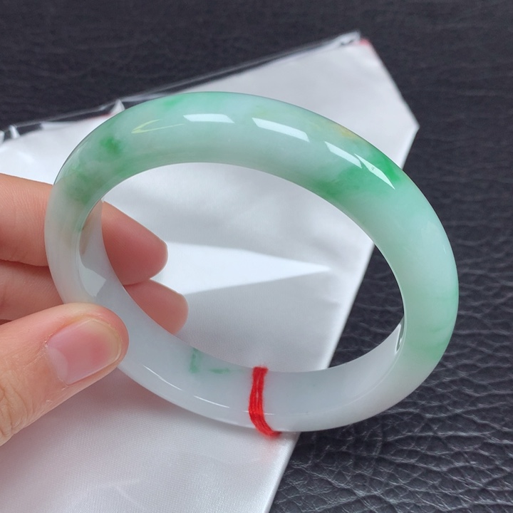 翡翠手镯未镶嵌。