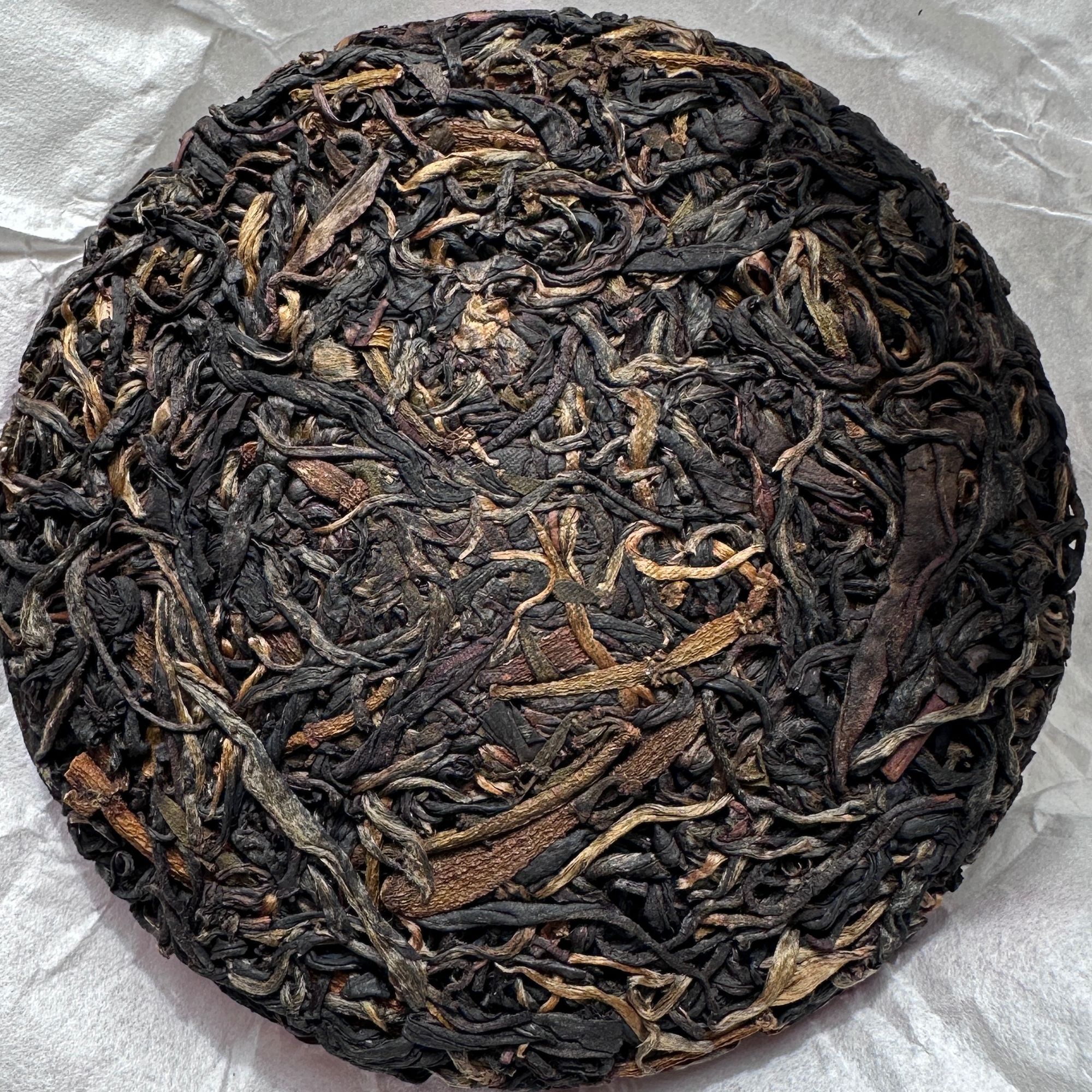 【河边寨-古树晒红茶饼】2025年螃蟹脚古树头春红茶100克/饼