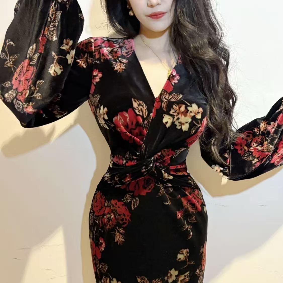 画报金夫人 自制v领扭折鱼尾新中式丝绒连衣裙瑶花扭折裙