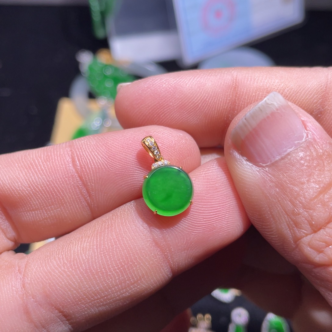 翡翠颈饰18K金镶嵌翡翠