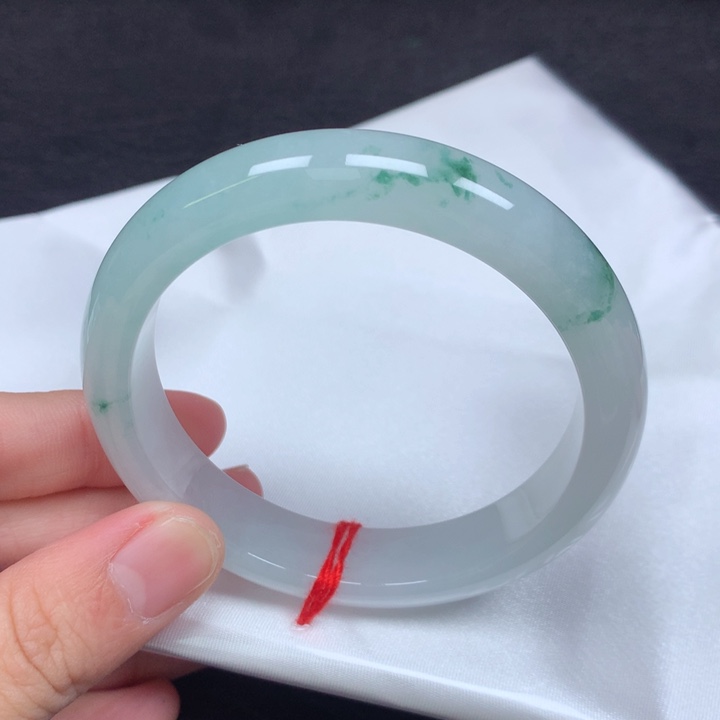翡翠手镯未镶嵌。