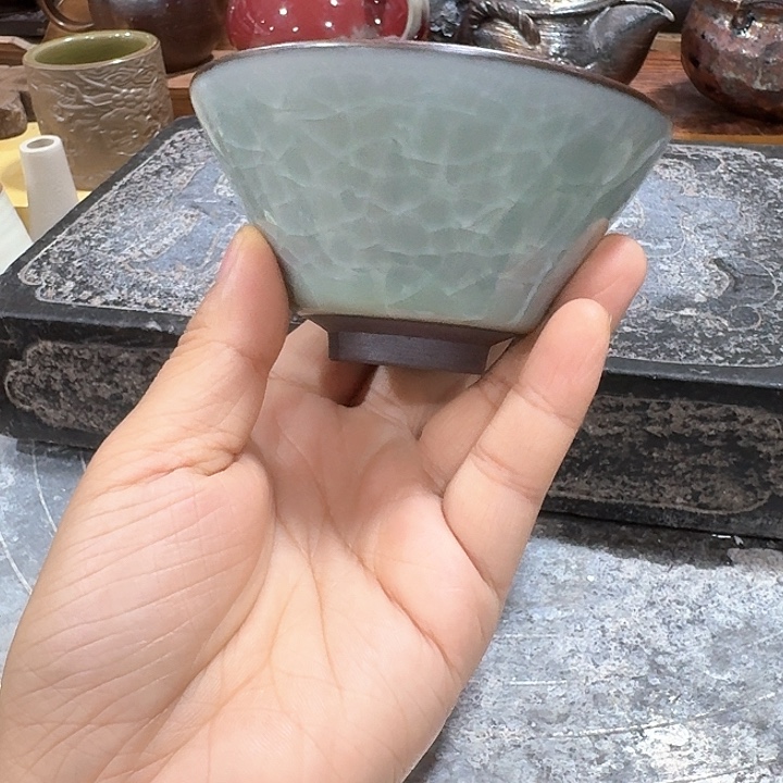 主人杯一个，瓷。。。品茗瓷