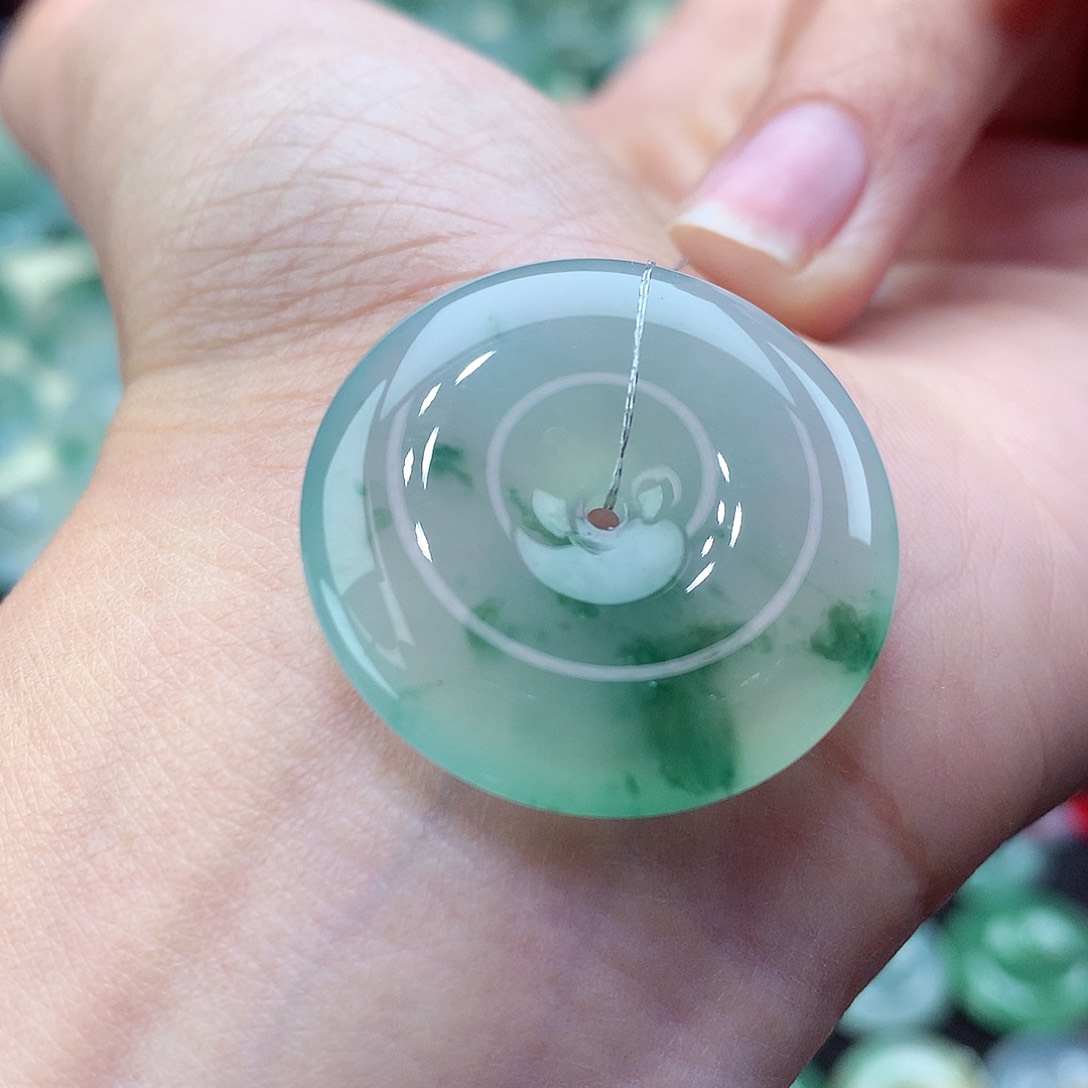 翡翠颈饰未镶嵌编号101。尺寸27.8-5.8