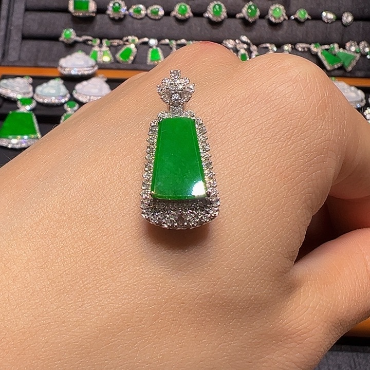 翡翠18K金镶嵌颈饰翡翠首饰