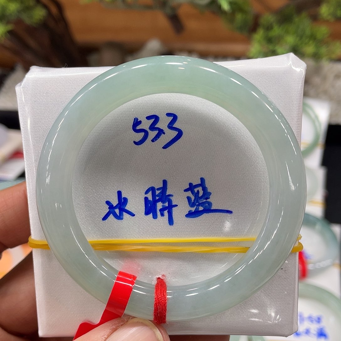 翡翠手镯未镶嵌翡翠