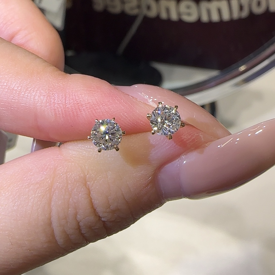 实验室培育钻石18K金镶嵌六爪耳钉70分