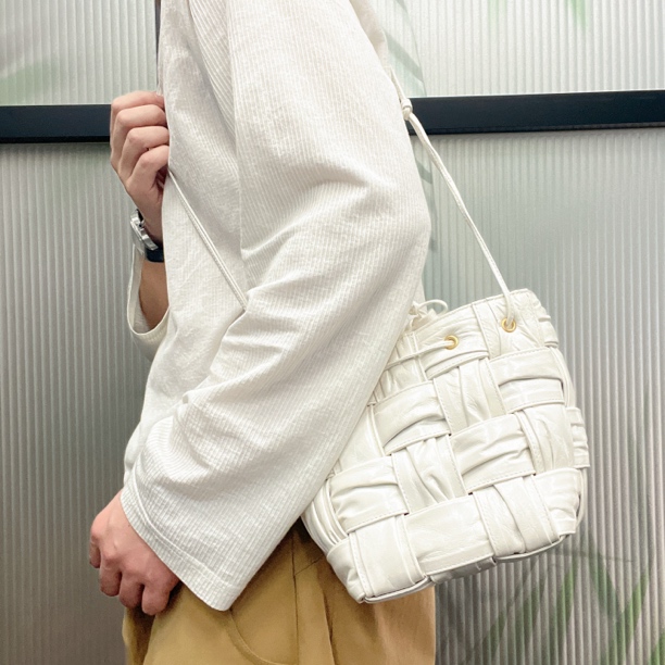 95新 BOTTEGA VENETA/葆蝶家 【涛】02 0669 白色编织水桶单肩包