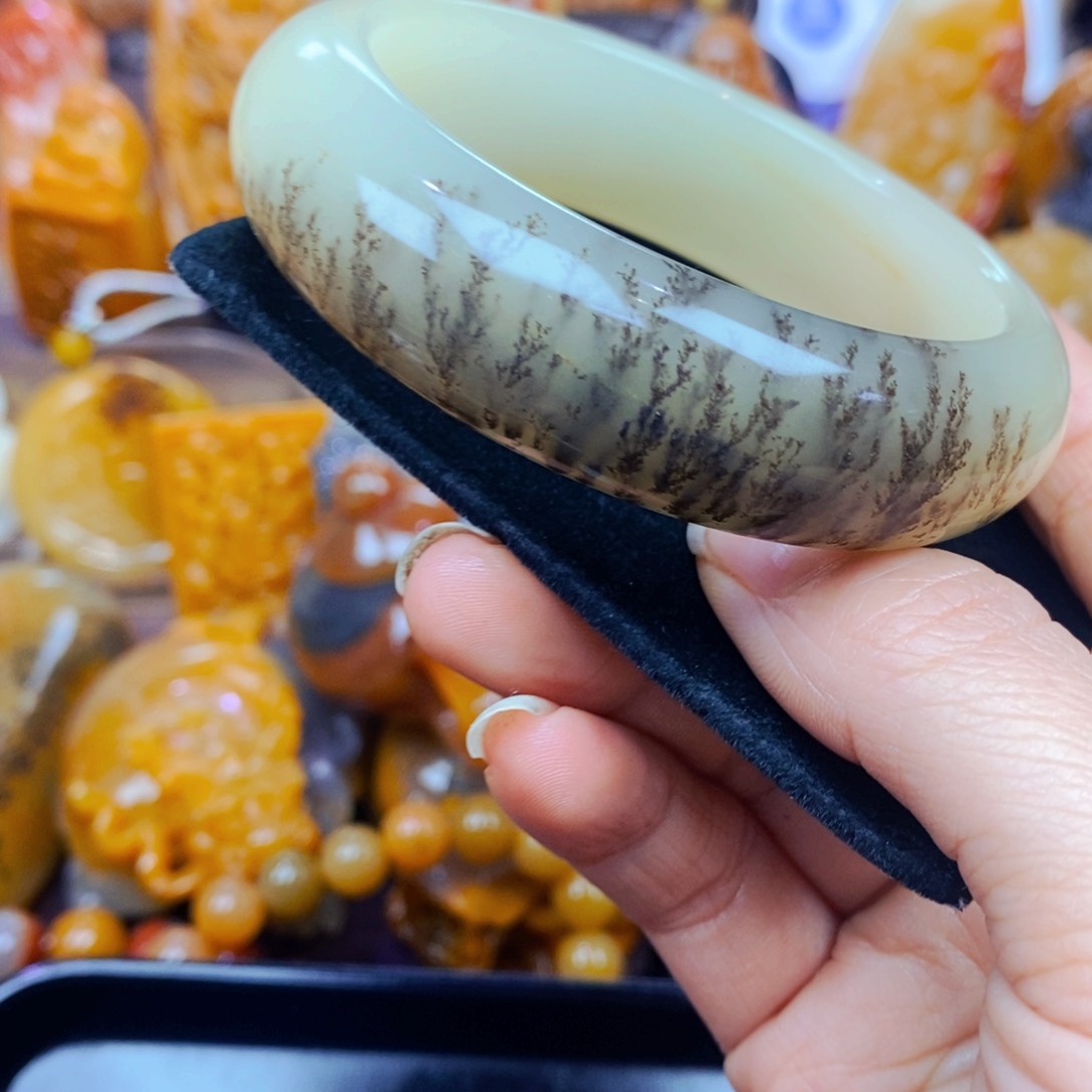 未镶嵌石英质玉（黄龙玉）颈饰j****a