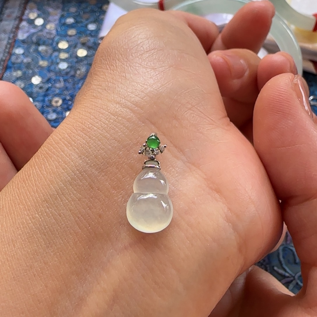 颈饰18K金镶嵌翡翠葫芦