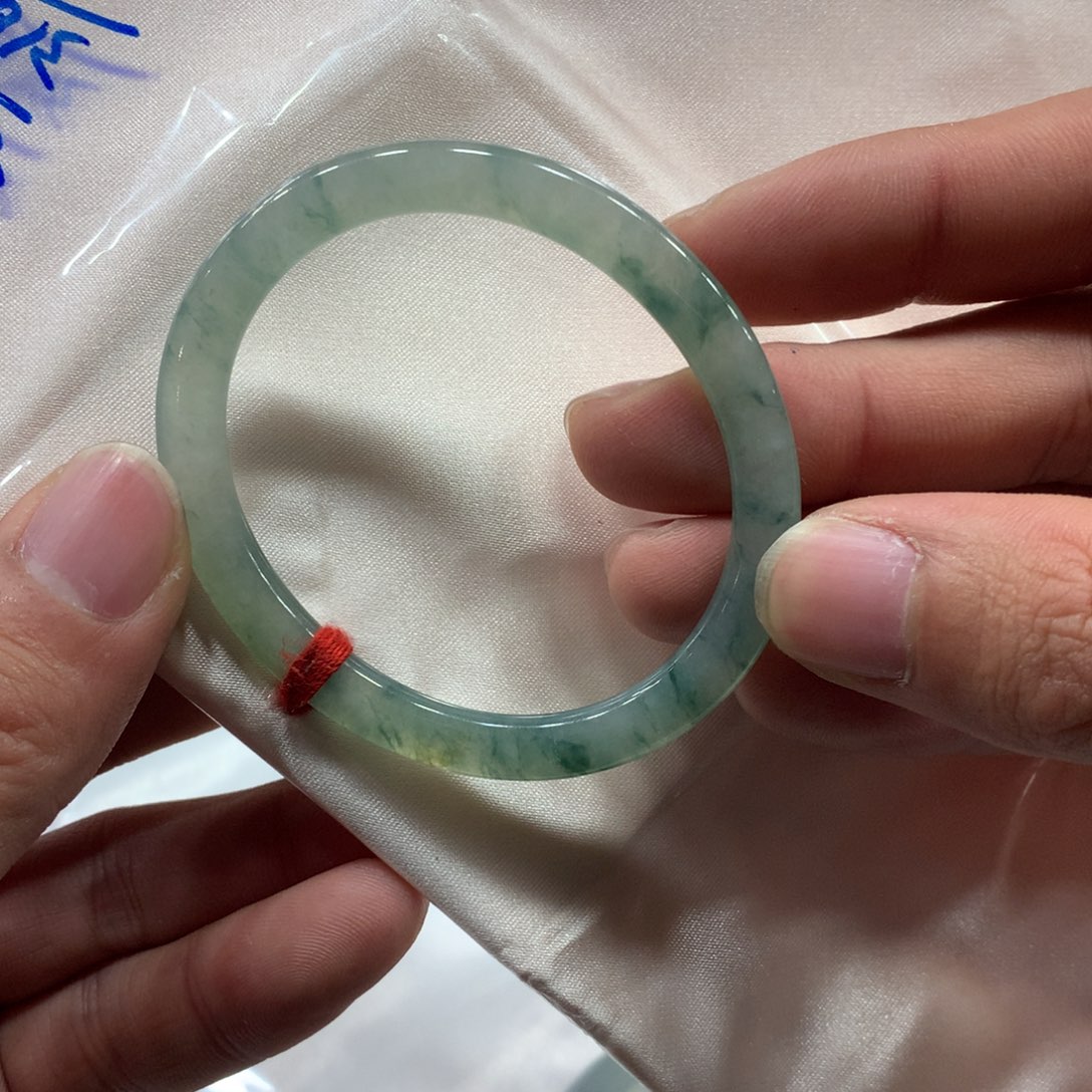 翡翠手镯未镶嵌翡翠